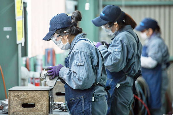 工場内 鋳物仕上げ作業の様子