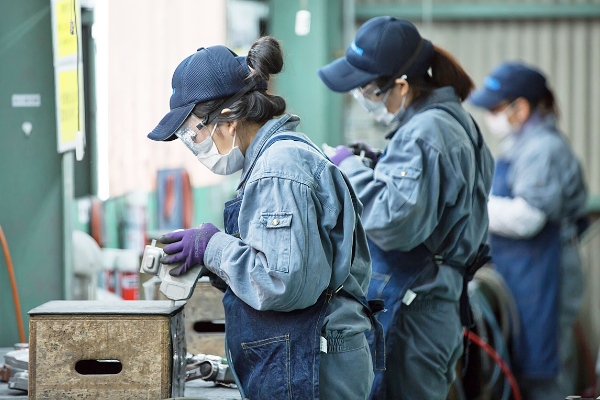 工場内 仕上げ作業の様子