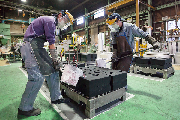 工場内 砂型アルミ鋳造・注湯作業の様子